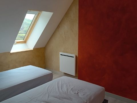 Peinture à effet rouge chambre VALERIE BORDAGE PEINTURE NATURELLE DECORATIVE CHAUX 