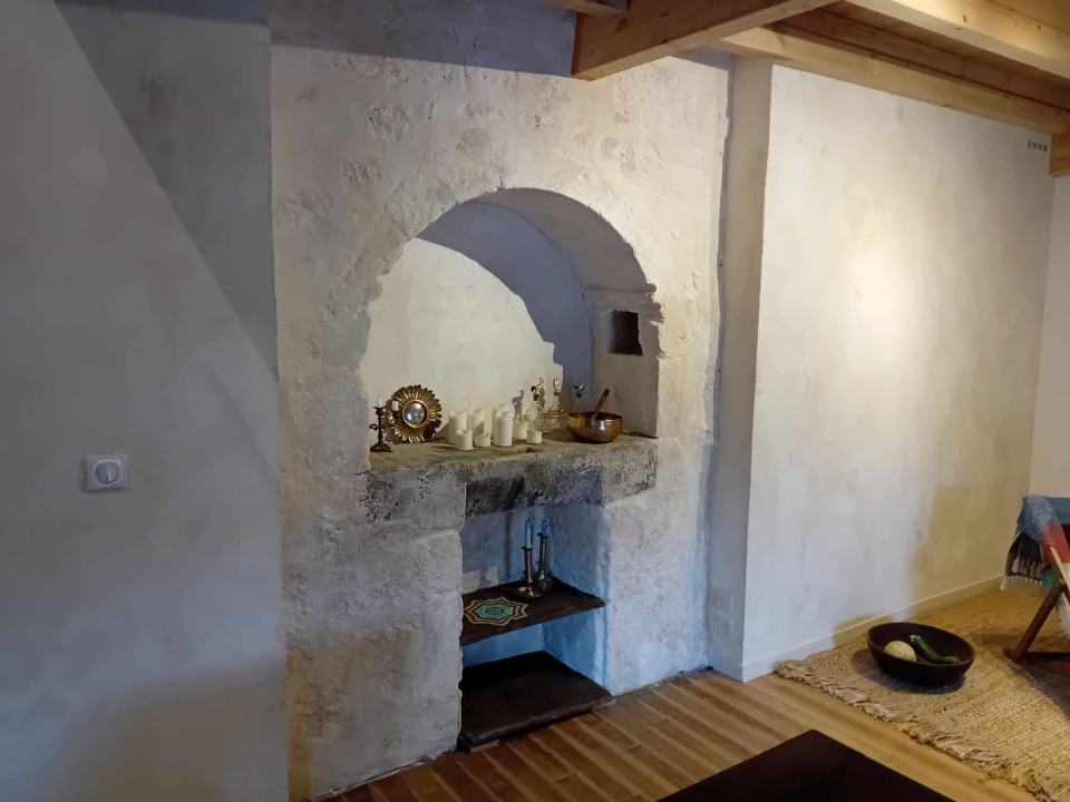  Valérie Bordage okko-peinture-murale okko peintures murales école d' Avignon peintre en décor du patrimoine artisan d'art maîtrise savoir faire Peintre peinture naturelle chambre salle de bain fresque mur murale luxe or décorative décoratif chaux stuc faux marbre faux bois imitation matière trompe l'œil pigment liant patrimoine salon mate brillant satinée finition qualité création rénovation restauration monument historique château demeure villa enduit atelier cours formation stage accompagnement tableau marais poitevin cantal buron artistique artiste couleur harmonie dégradé aplat motifs abstrait illustration photo badigeon eau forte lavis glacis aquarelle huile vernis œuf colle de peau argile sable chaux aérienne chaux hydrolique lait de chaux chaux en pâte chevalet couteau pinceaux brosse rouleaux spatule taloche serer lisser ferrer talocher recette tradition environnement sain savoir-faire art architecte conservation maison église commerce restaurant hôtel école hôpital habitat Corrèze La Rochelle Rochefort Fouras Charentes - Maritimes Lot Lot et Garonne Aveyron chantier projet réhabilitation assurance dégat des eaux  paysage portrait décoration florale technique expertise professionnelle artisan artisane devis professionnel bâtiment ancien charme harmonie  Intérieur extérieur piscine ambiance zen japonaise wabi zabi feng shui tendance aménagement style inspiration esthétique espace coloré camaieu panoramique grisaille bohème chic élégant ocre terra cota ombre naturelle rouge jaune vert vintage cosy chambre parentale écologique économique agence immobilière home staging agencement intérieur texture jungle relooking